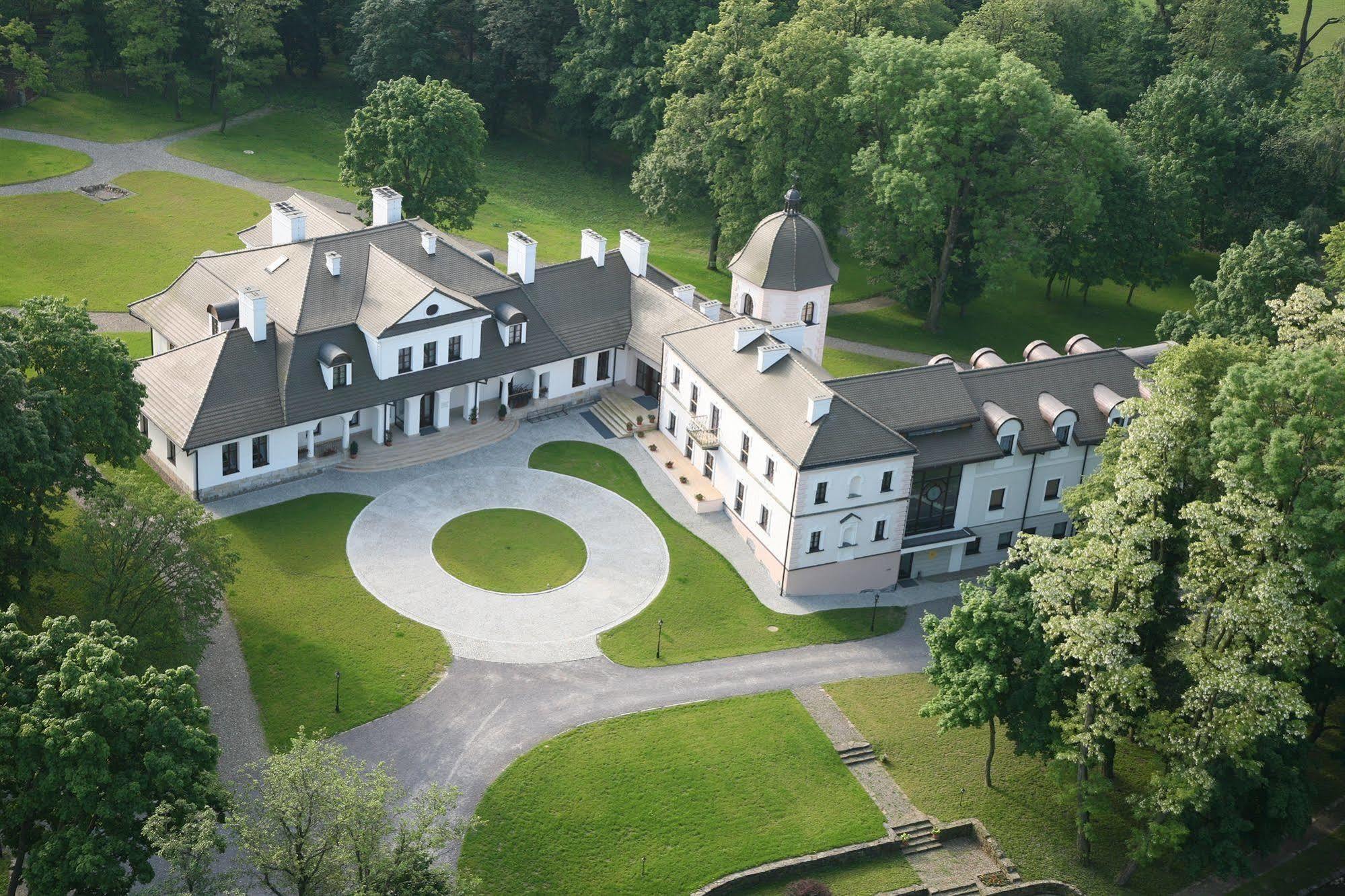 Dwor Kombornia - Folwark Exterior photo
